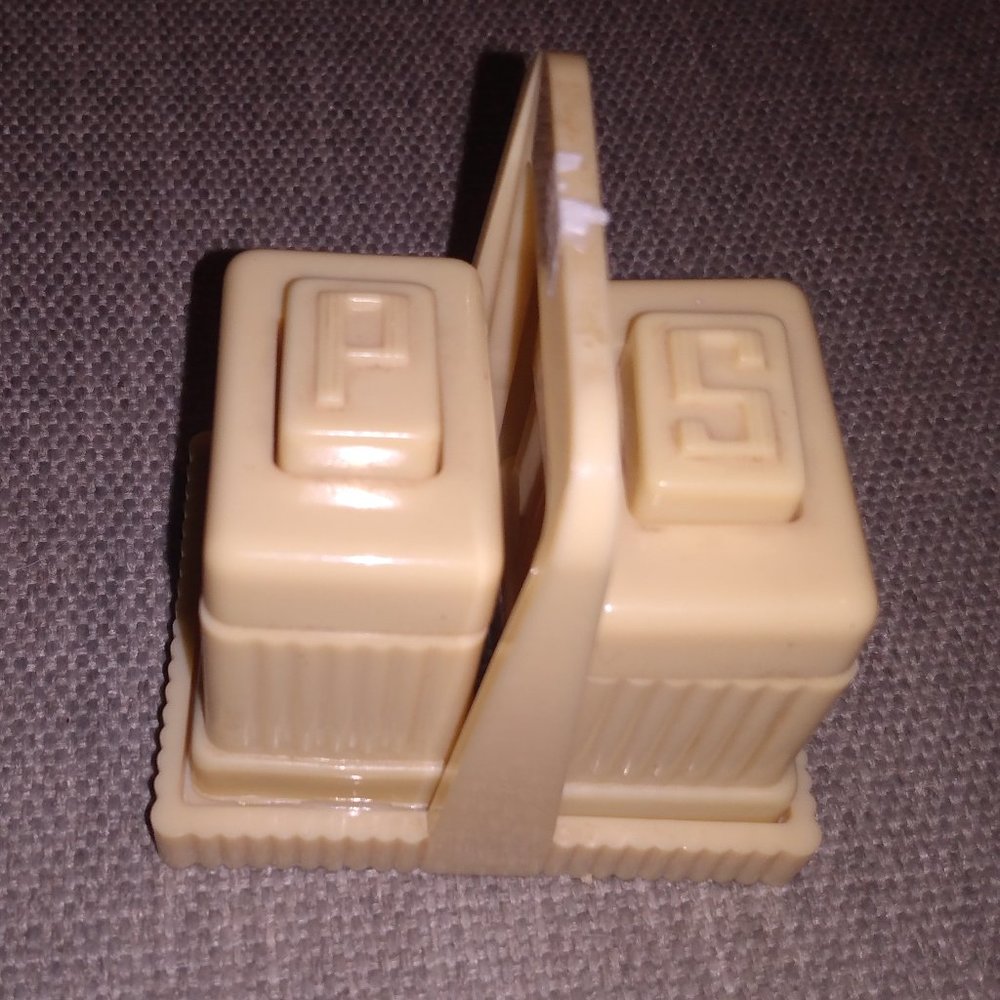 Salt & Pepper Shakers w/Holder CARVANITE